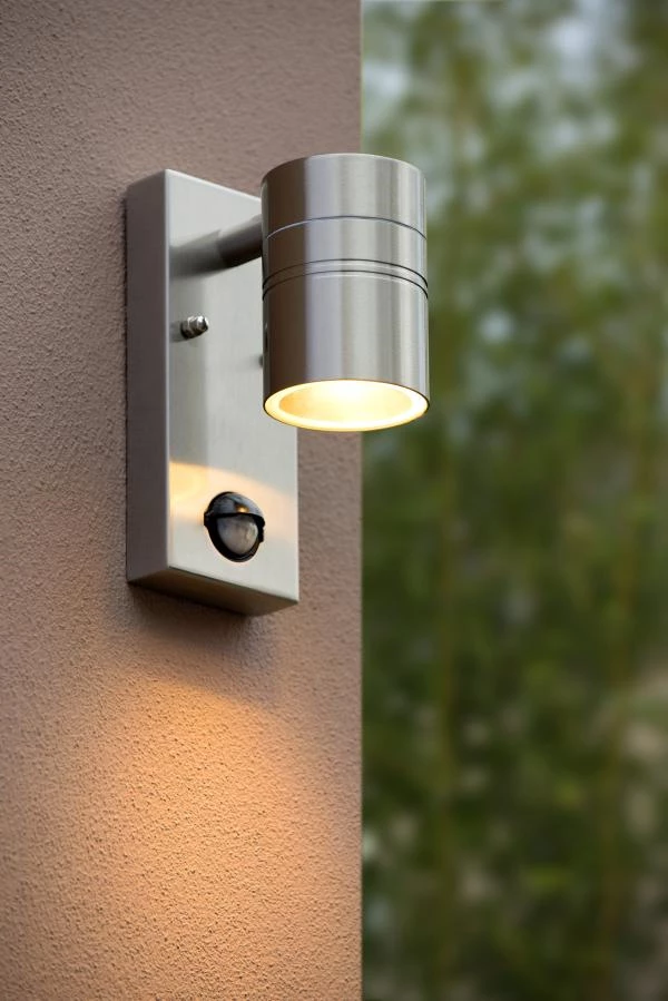 Lucide ARNE-LED IR - Wandspot / Wandlamp Binnen/Buiten - Ø 6,3 cm - LED - GU10 - 1x5W 2700K - IP44 - Beweging & dag/nacht sensor - Mat chroom - sfeer 1